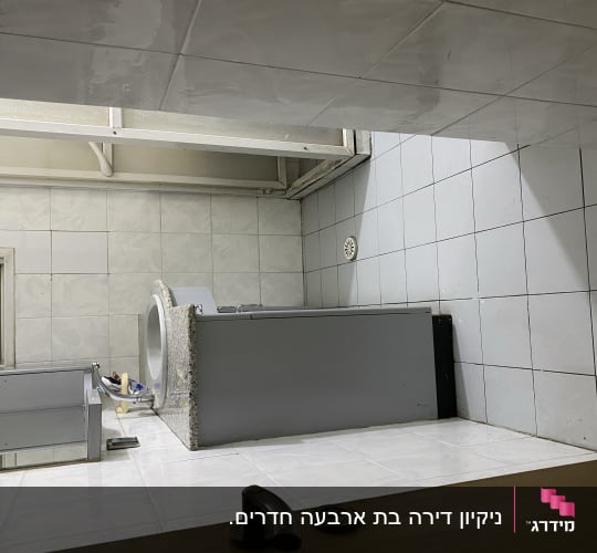 רצפת אריחי קרמיקה לבנים מבריקה ונקיים בחלל מרוצף
